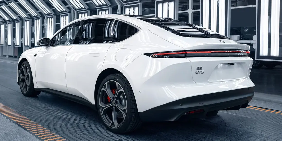 NIO ET5 saliendo de la l&iacute;nea de producci&oacute;n en Hefei
