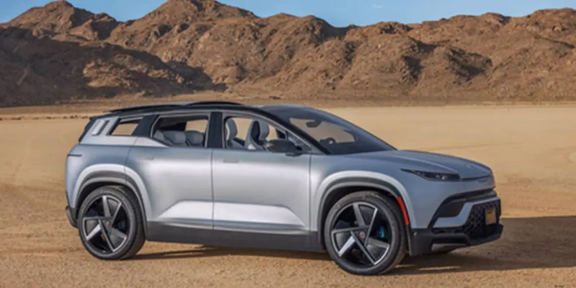 Foto del Fisker Ocean en el desierto