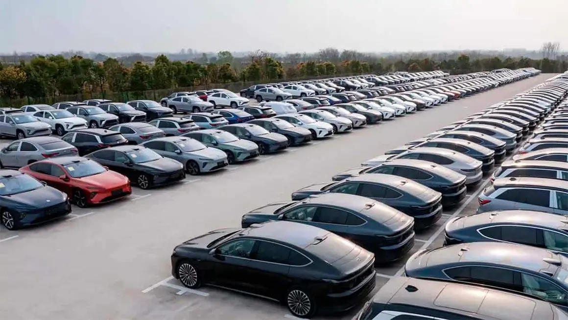 Campa con muchos coches de NIO