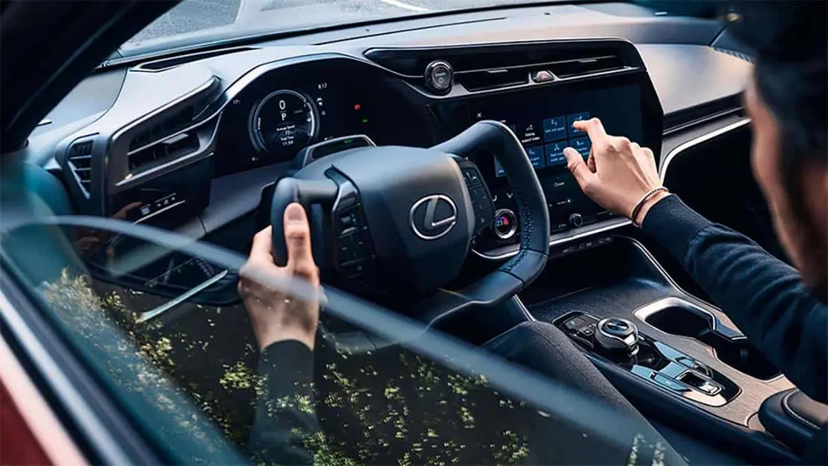 Interior y volante del Lexus RZ 450e