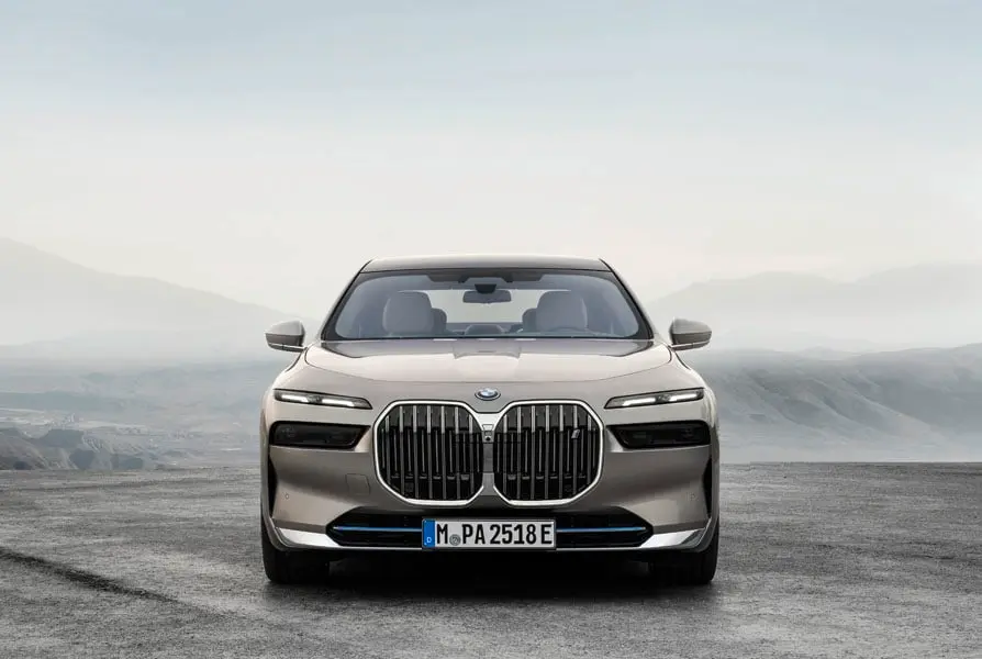 Nueva-berlina-electrica_BMW-i7-frontal