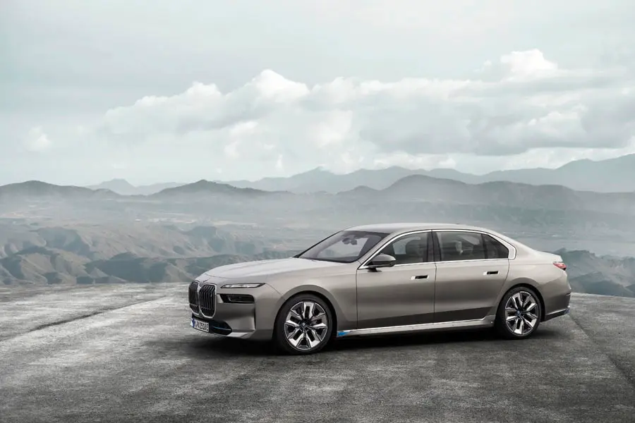 Nueva-berlina-electrica_BMW-i7-lateral