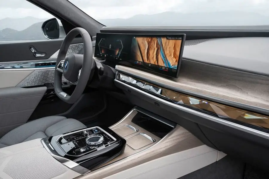 Nueva-berlina-electrica_BMW-i7_interior-plazas-delanteras