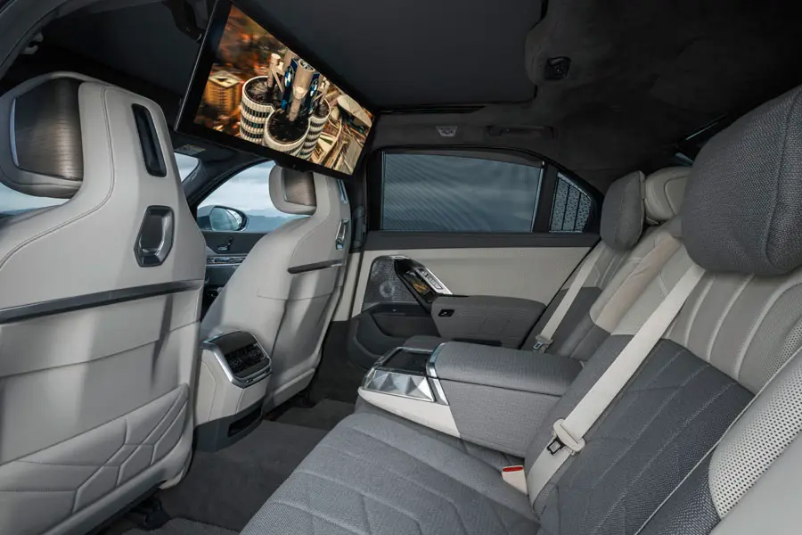 Nueva-berlina-electrica_BMW-i7-interior-plazas-traseras