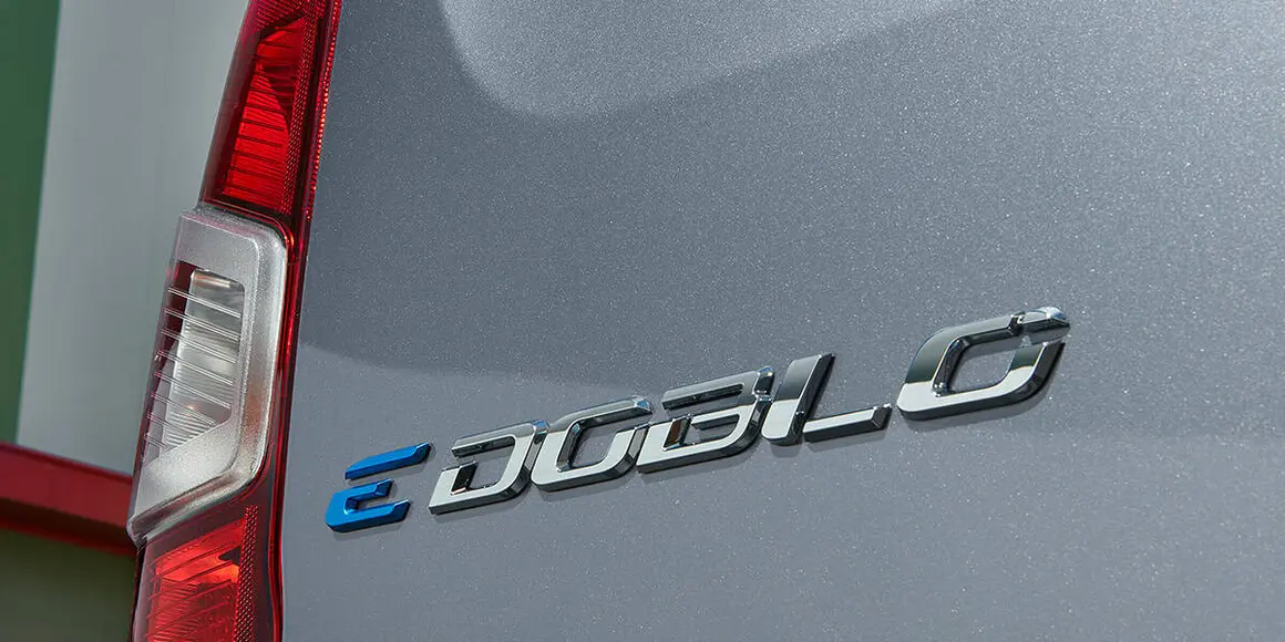 Nueva-furgoneta-electrica-Fiat-E-Doblo_insignia