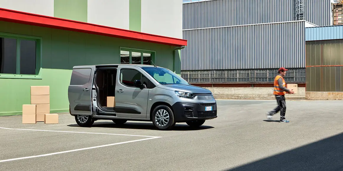 Nueva-furgoneta-electrica-Fiat-E-Doblo_puerta-abierta