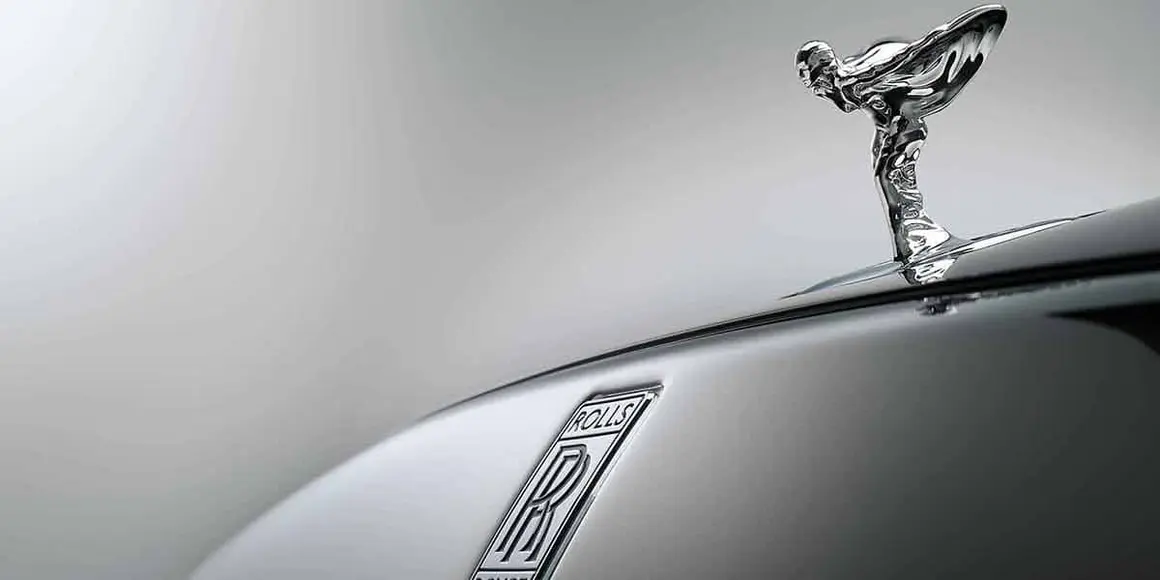 Rolls-Royce-Spectre_emblema-Espiritu-Extasis_Spirit-of-Ecstasy