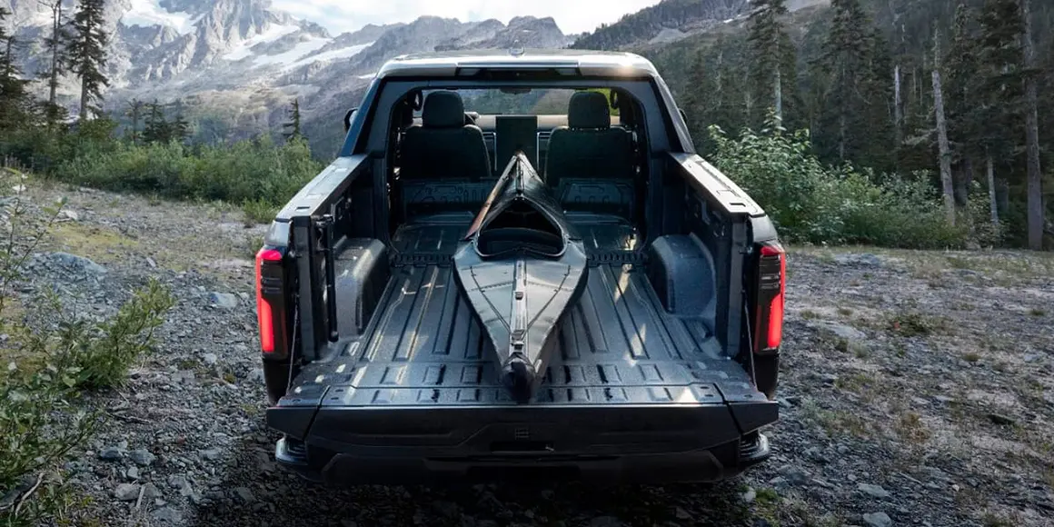 GM-Sierra-Denali-EV_Edition-1_maletero-trasero-kayak