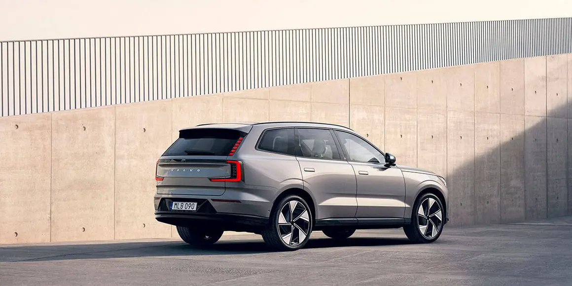Volvo-EX90_trasera-lateral