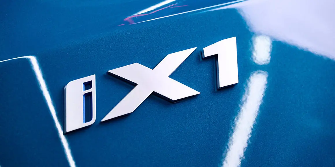 BMW-iX1_inicio.produccion-Ratisbona_insignia