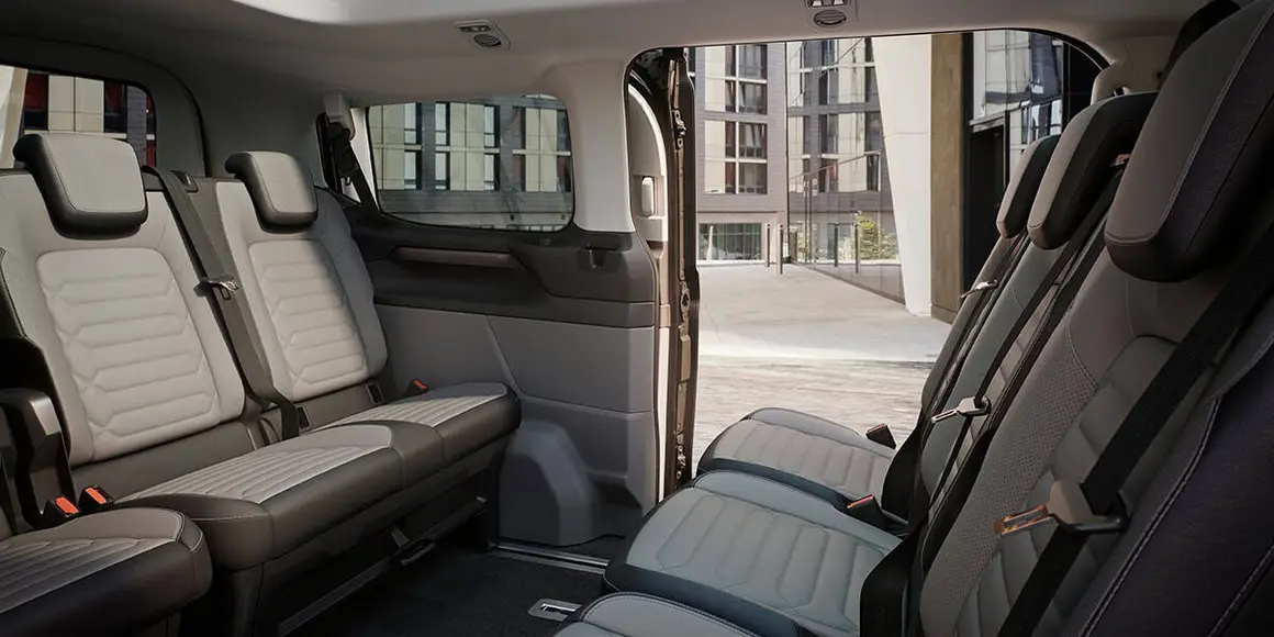 Ford-E-Tourneo-Custom_asientos-segunda-tercera-fila-enfrentados
