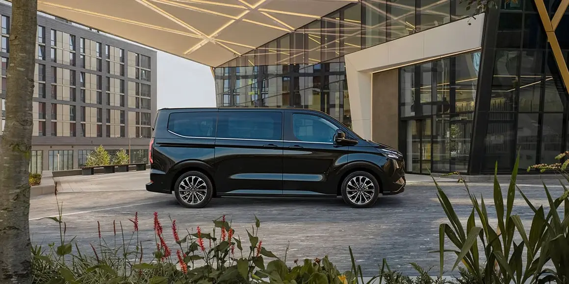 Ford-E-Tourneo-Custom_lateral