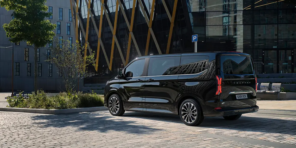 Ford-E-Tourneo-Custom_trasera