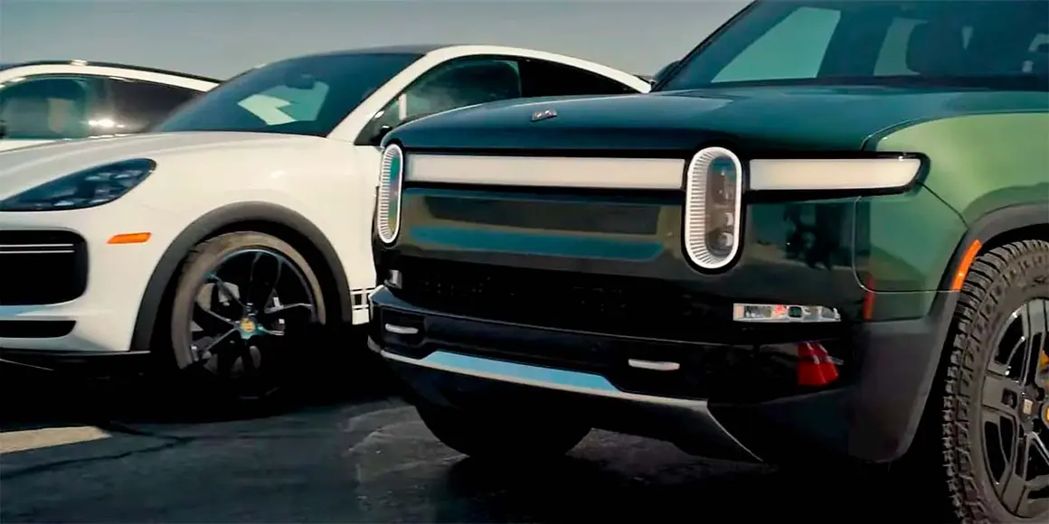 Carrera Rivian R1S frente al Porsche Cayenne Turbo GT