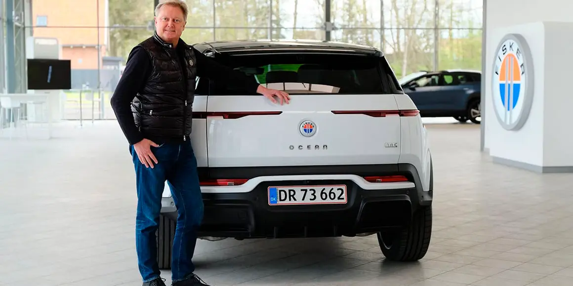 Henrik-Fisker_presidente-Fisker_entregando-primer-vehiculo-Fisker-Ocean-Dinamarca
