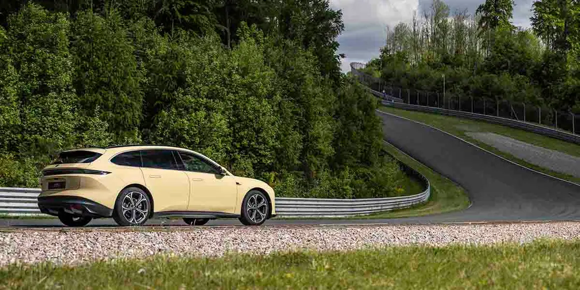NIO-ET5-Touring_carretera
