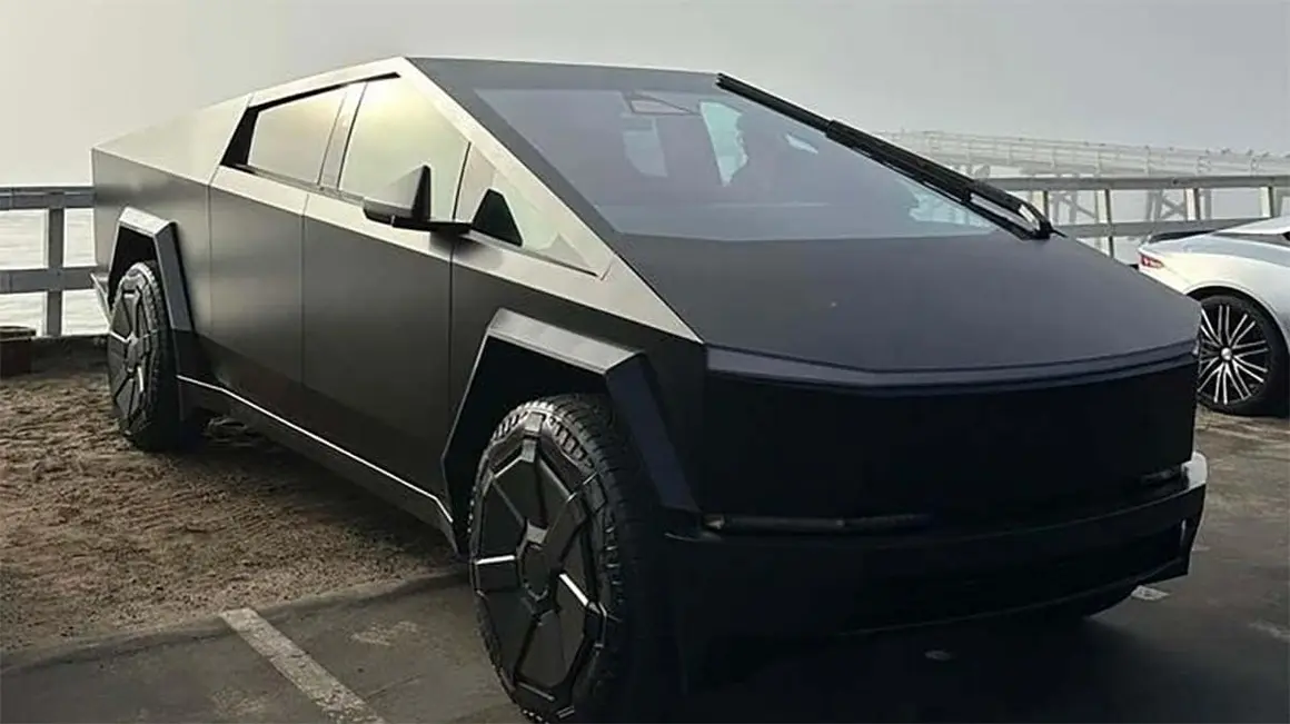 Tesla Cybertruck de color negro mate