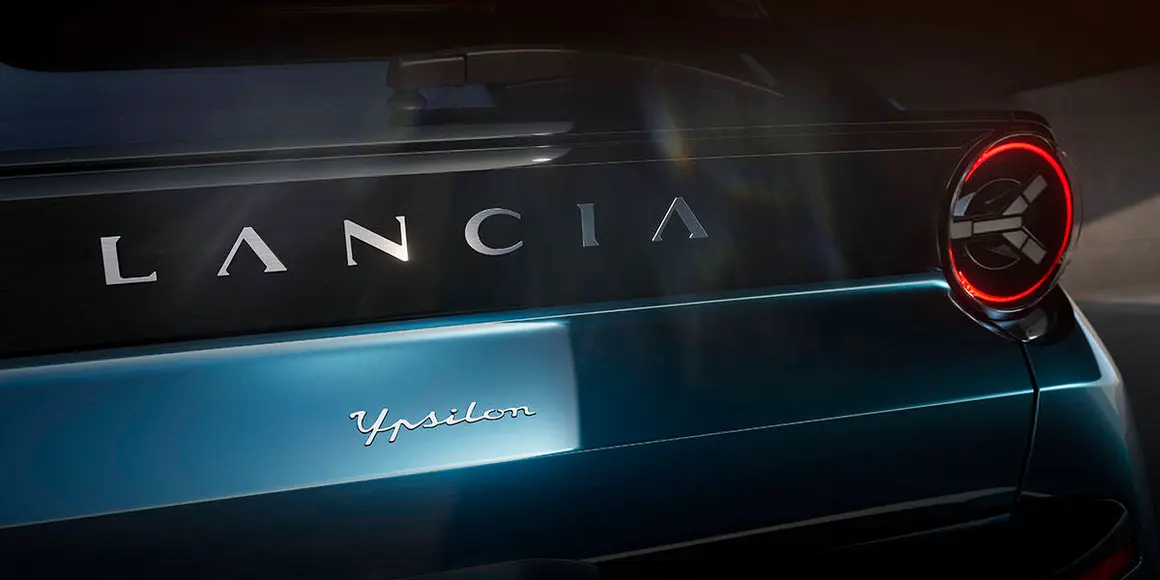 Lancia-Ypsilon_presentacion-oficial_logo-trasero