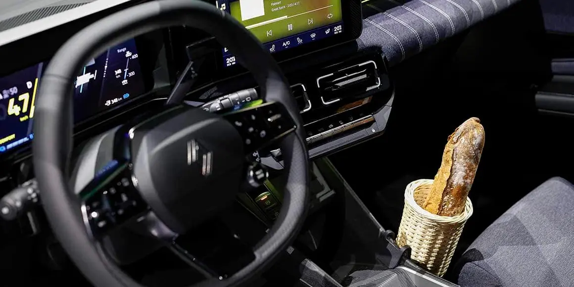 Renault-5-E-Tech_interior-volante