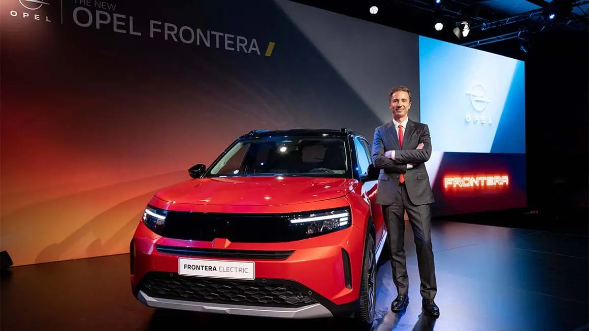 Florain Huettl, CEO de Opel posando en la presentaci&oacute;n del Frontera