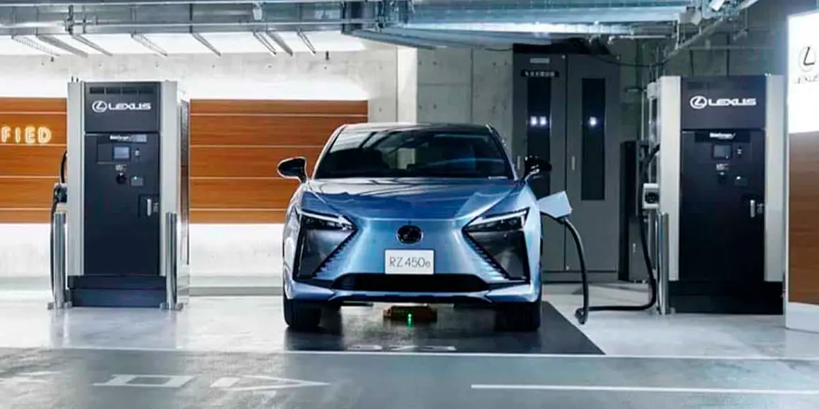 Estacion-carga-Lexus_RZ-450e-cargando_