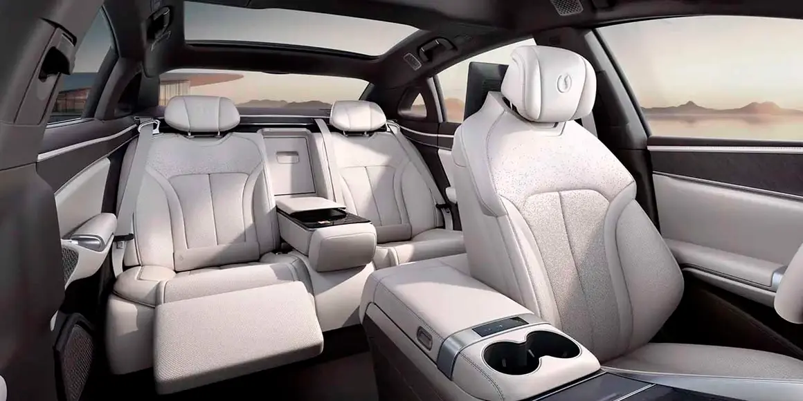 BYD-Denza-Z9_interior-reposapies
