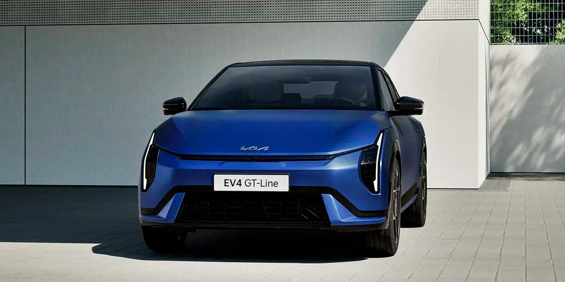 KIA-EV4-sedan_frontal-azul