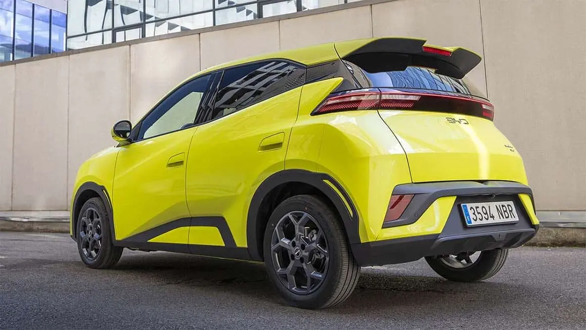 Foto trasera del BYD Dolphin Surf