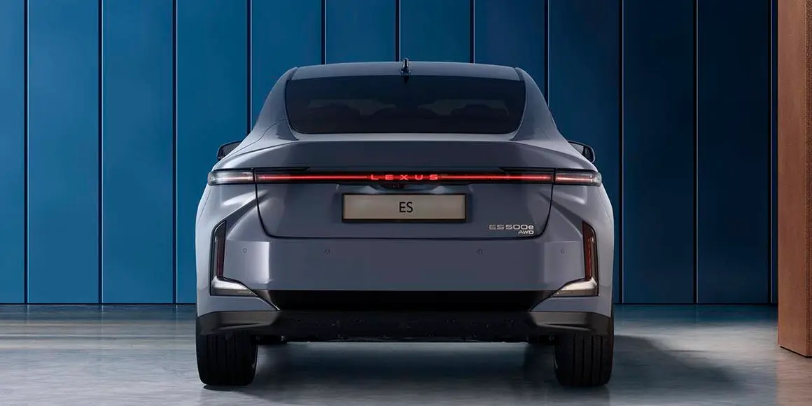 Lexus-ES_trasera