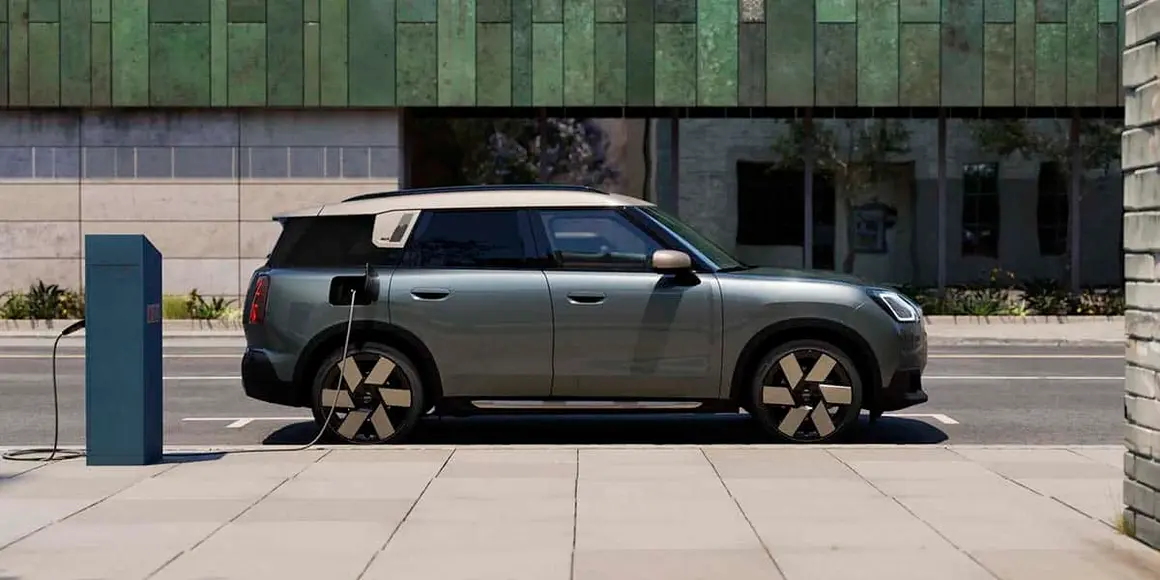 MINI-Countryman_cargando