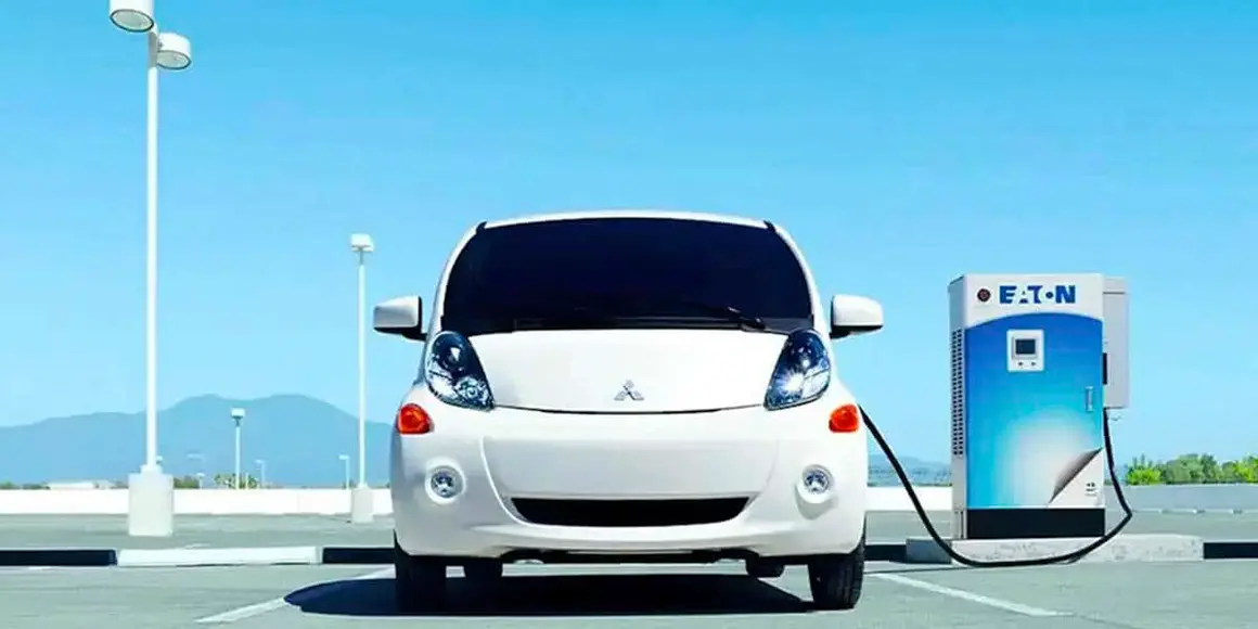 Mitsubishi-iMiEV_cargando-frontal