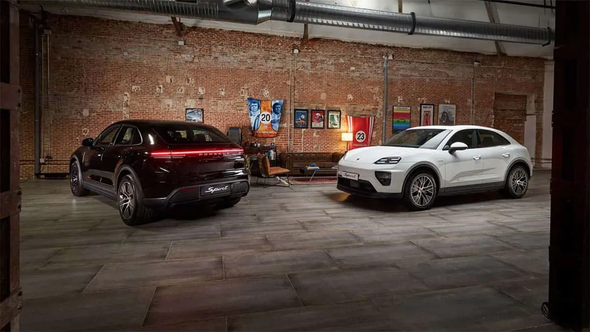 Presentaci&oacute;n de autos el&eacute;ctricos en un ambiente chic con arte y mobiliario vintage.