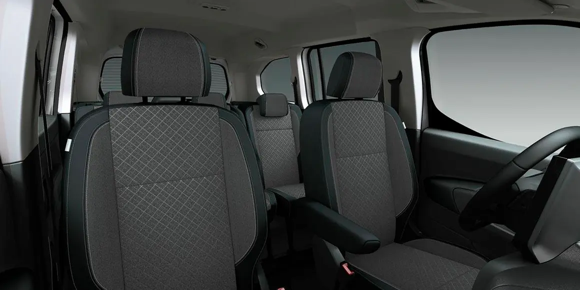 Configuraci&oacute;n interior de un coche el&eacute;ctrico, resaltando la comodidad y modernidad para desplazamientos sostenibles.