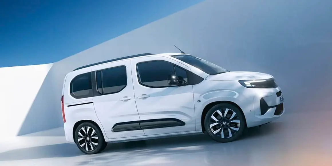 Veh&iacute;culo el&eacute;ctrico moderno para movilidad sostenible en ciudad.