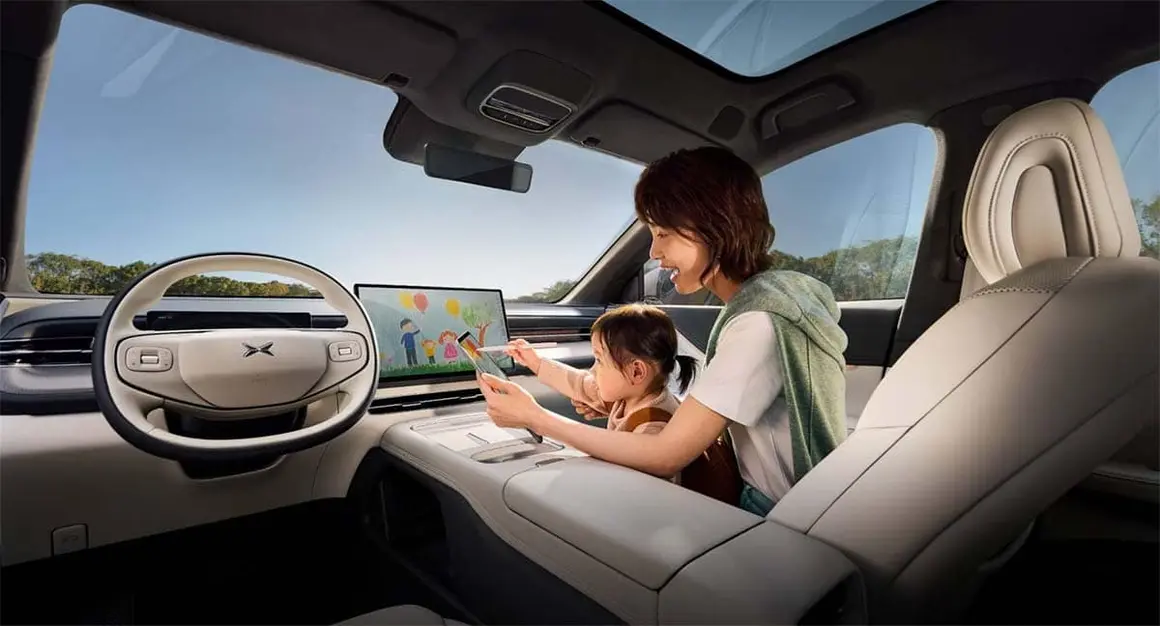 Veh&iacute;culo el&eacute;ctrico dise&ntilde;ado para la familia, con tecnolog&iacute;a avanzada y comodidad interior.