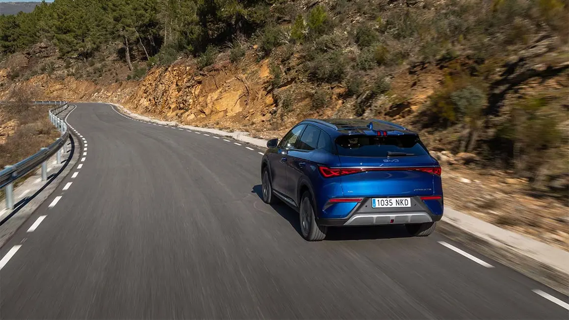 Prueba del BYD ATTO 3 EVO en un entorno de monta&ntilde;a, destacando su rendimiento y mejoras.