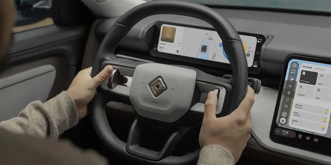 El nuevo Rivian R2, SUV el&eacute;ctrico, muestra su interior con pantallas digitales y tecnolog&iacute;a moderna.