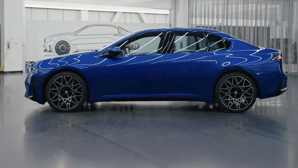 Nuevo BMW i3 filtrado en color azul, mostrando su dise&ntilde;o innovador antes de la presentaci&oacute;n oficial.
