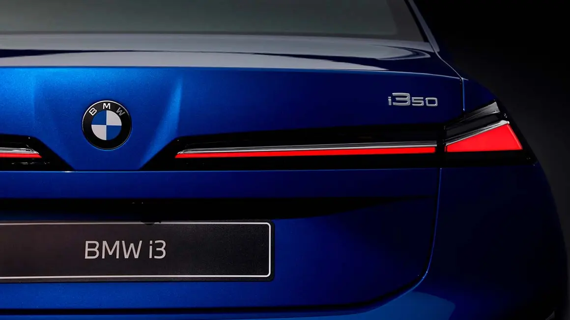 Nuevo BMW i3 2026, coche el&eacute;ctrico con gran autonom&iacute;a y carga r&aacute;pida, ideal para movilidad sostenible.