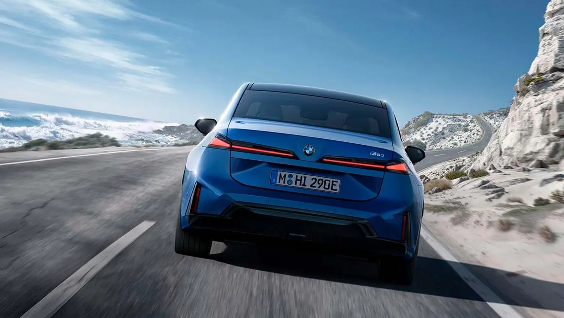 Coche el&eacute;ctrico BMW i3 2026 en un entorno de monta&ntilde;a, destacando su dise&ntilde;o y tecnolog&iacute;a avanzada.