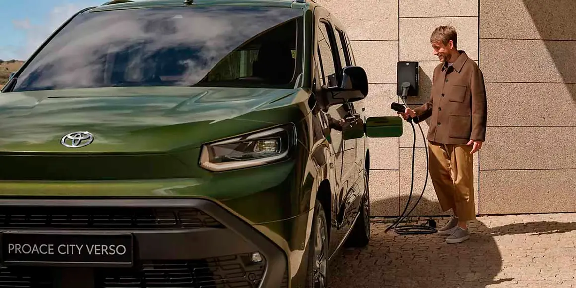 Toyota-Proace-City-Verso-Electric_cargando