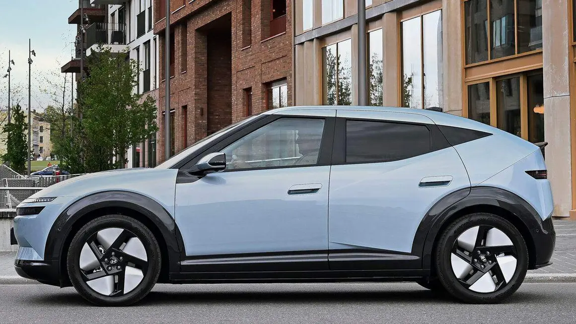 Vista lateral del Hyundai IONIQ 3