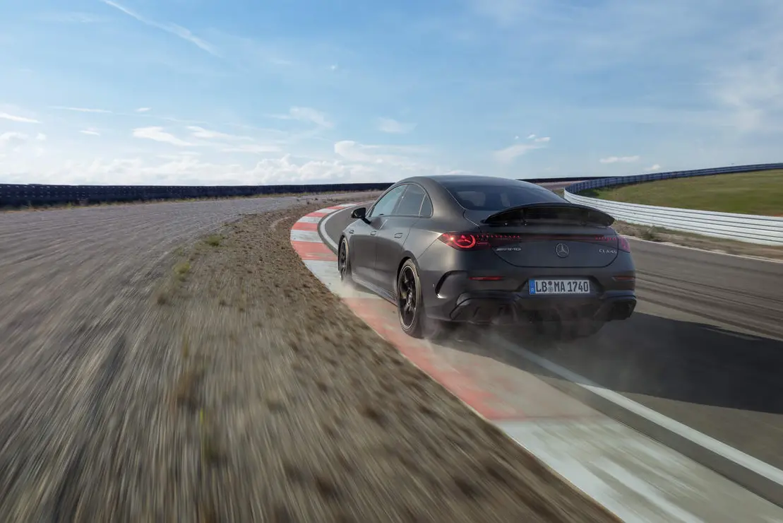 Mercedes-AMG CLA en circuito - vista trasera