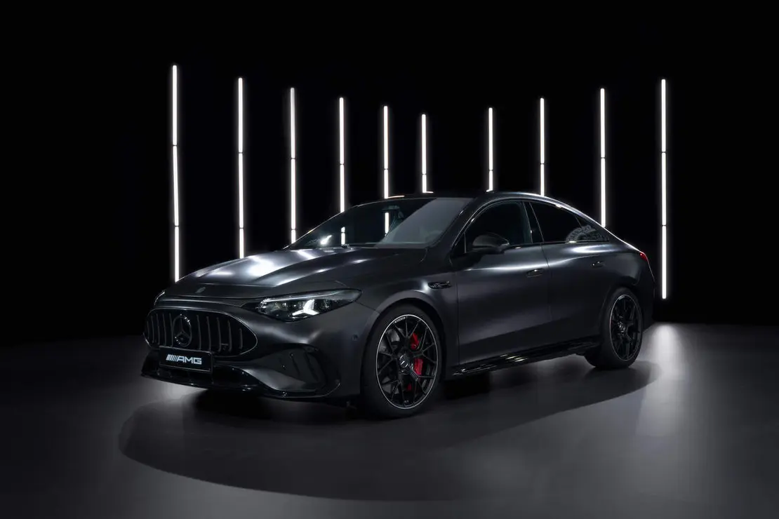 Mercedes-AMG CLA de color negro