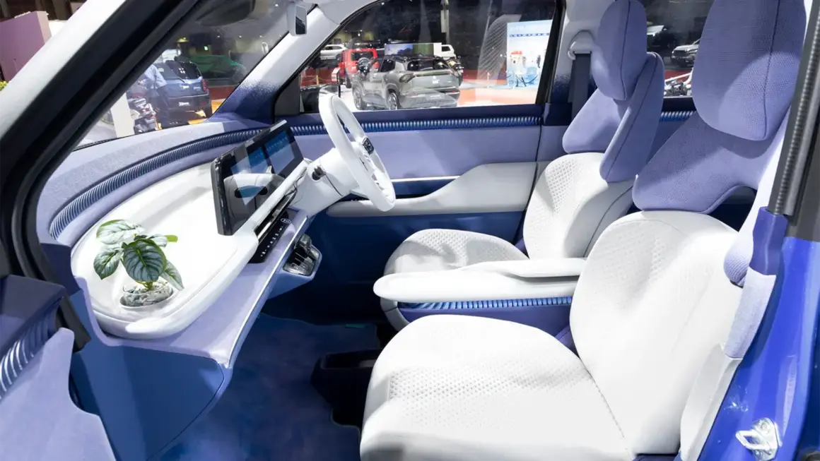 Suzuki Vision e-Sky - vista interior de las plazas delanteras