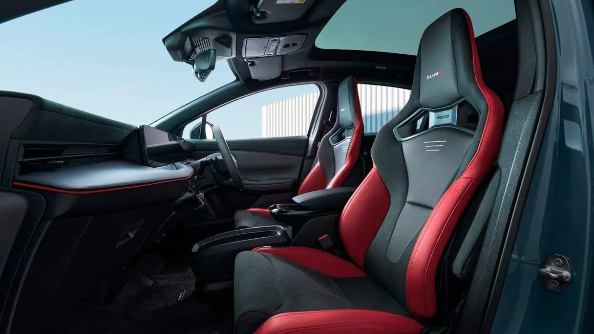 Interior del Nissan Leaf NISMO con asientos RECARO