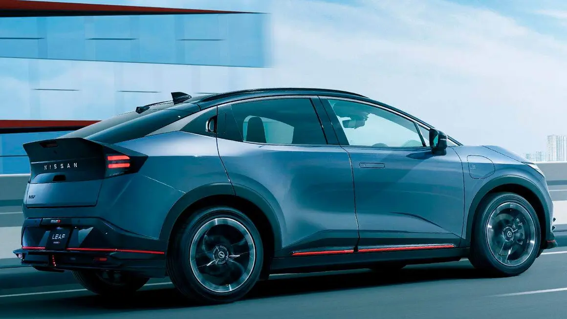 Nissan Leaf NISMO - visto desde el lateral