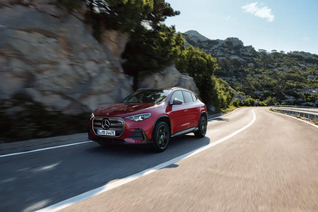 Der neue elektrische Mercedes-Benz GLA.

Exterieur: MANUFAKTUR Patagonienrot Metallic

Interieur: ARTICO man-made leather/MICROCUT microfibre black 

The all-new Mercedes-Benz GLA electric.

Exterior: MANUFAKTUR patagonia red metallic

Interior: ARTICO man-made leather/MICROCUT microfibre black