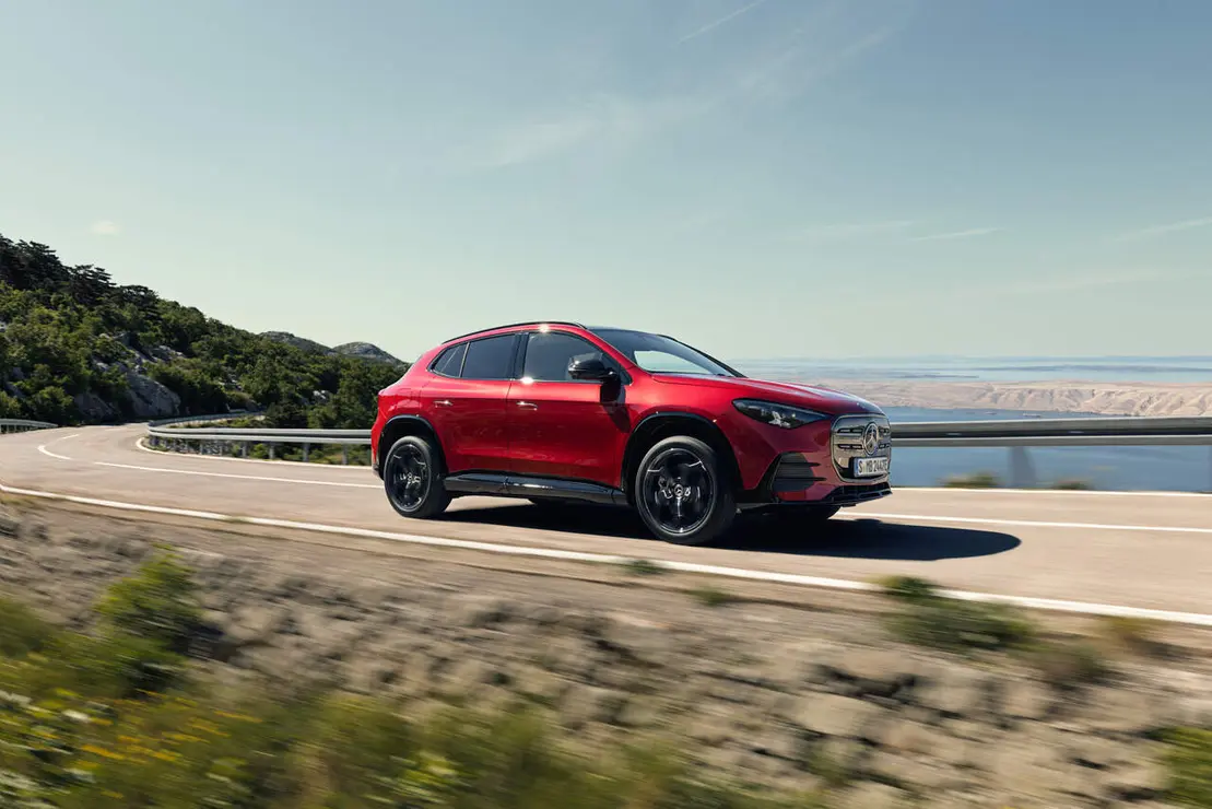 Der neue elektrische Mercedes-Benz GLA.

Exterieur: MANUFAKTUR Patagonienrot Metallic

Interieur: ARTICO man-made leather/MICROCUT microfibre black 

The all-new Mercedes-Benz GLA electric.

Exterior: MANUFAKTUR patagonia red metallic

Interior: ARTICO man-made leather/MICROCUT microfibre black