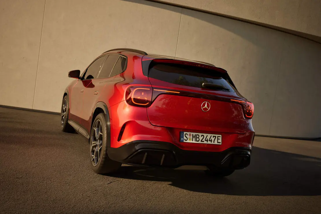 Der neue elektrische Mercedes-Benz GLA.

Exterieur: MANUFAKTUR Patagonienrot Metallic

Interieur: ARTICO man-made leather/MICROCUT microfibre black 

The all-new Mercedes-Benz GLA electric.

Exterior: MANUFAKTUR patagonia red metallic

Interior: ARTICO man-made leather/MICROCUT microfibre black